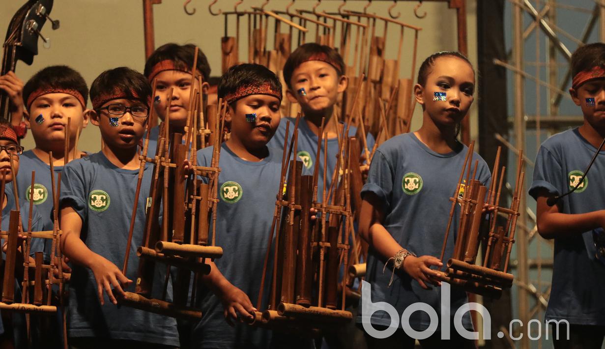 Anak-anak SD DR.Cipto Bandung memainkan musik angklung saat peluncuran tim Persib Bandung di Stadion Siliwangi, Bandung, Minggu (2/4/2017). Peluncuran tim ini menandai kesiapan Persib menghadapi Liga 1 Indonesia. (Bola.com/Nicklas Hanoatubun)