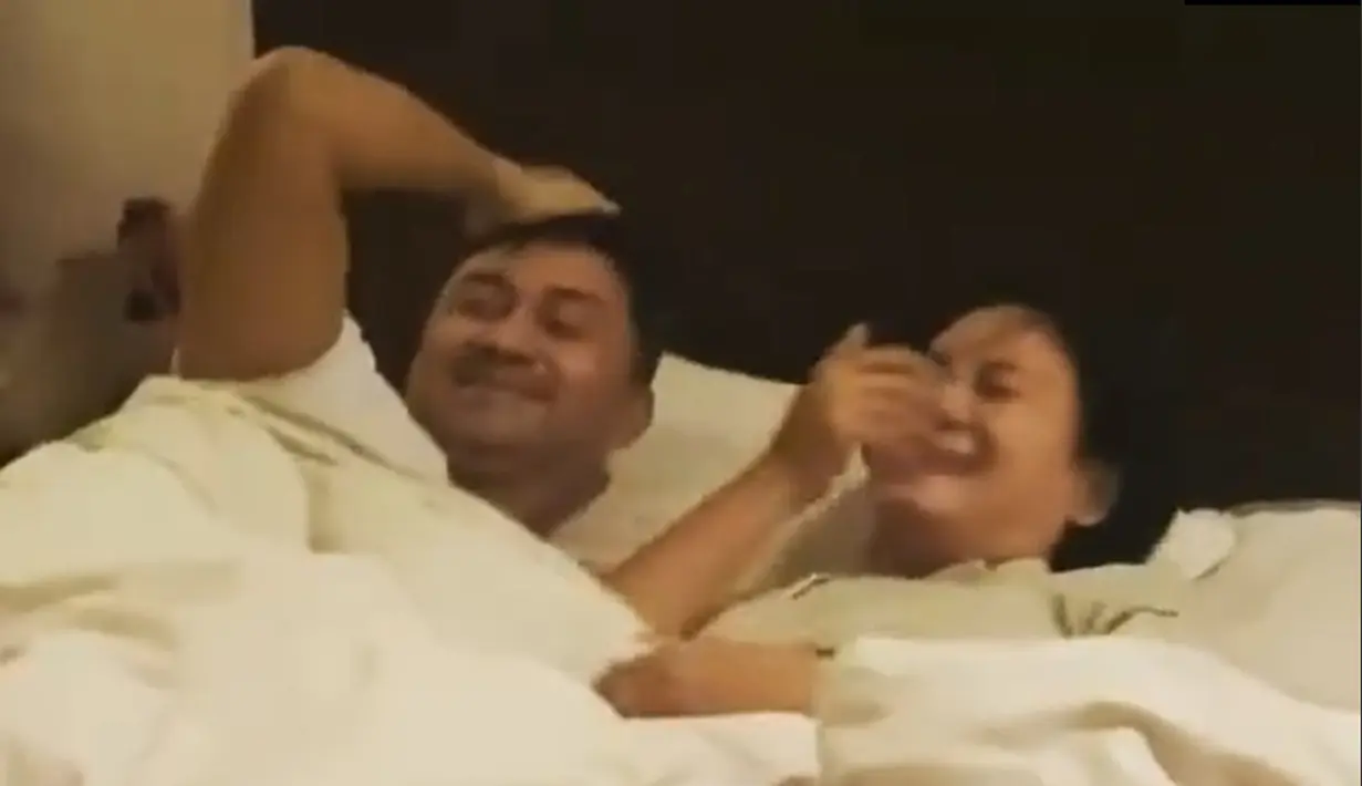 Pemeran dalam sinetron Buku Harian Seorang Istri tampak tak henti tertawa saat mengetahu mendapatkan kejutan ulang tahun. [Instagram/bu_deedee]