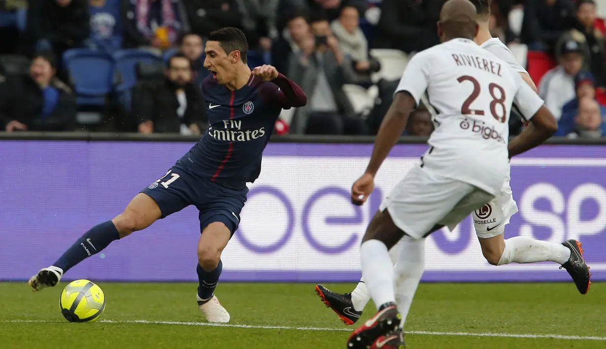Aksi pemain PSG, Angel Di Maria (kiri) mengecoh pemain FC Metz pada lanjutan Ligue 1 Prancis di Parc des Princes Stadium, Paris (10/3/2018). PSG menang telak 5-0.  (AP/Thibault Camus)