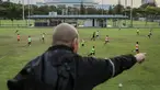 Pelatih Timnas Indonesia U-16, Nova Arianto memimpin langsung latihan perdana Timnas Indonesia U-16 yang berlangsung di Lapangan B, Kompleks Stadion Utama Gelora Bung Karno (SUGBK), Senayan, Jakarta, Senin (19/02/2024). (Bola.com/Bagaskara Lazuardi)