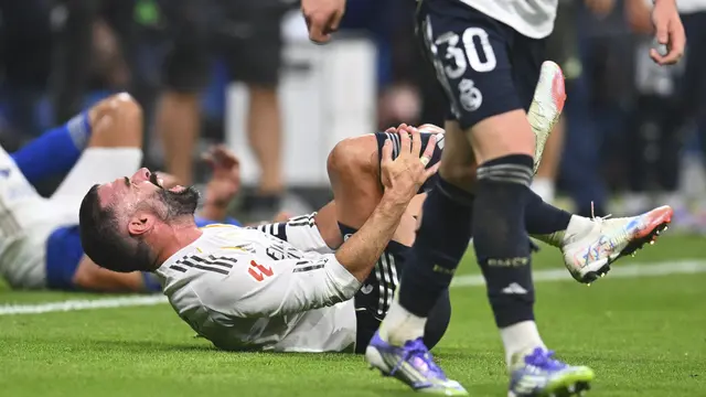 Bek Real Madrid, Dani Carvajal, mengerang kesakitan di laga lawan Real Oviedo di matchday 2 La Liga 2025/2026 di Estadio Carlos Tartiere, Senin (25/08/2025). (AP Photo/Miguel Oses)