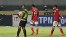 Kiper Persija, Andritany bermain tenang saat melawan Persib Bandung pada laga Torabika SC 2016 di Stadion Gelora Bandung Lautan Api, Bandung, Sabtu (16/7/2016). (Bola.com/Nicklas Hanoatubun)