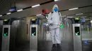 Seorang staf melakukan disinfeksi di area bawah tanah Stasiun Kereta Api Hankou di Wuhan, Provinsi Hubei, China tengah, pada 23 Maret 2020Masyarakat perlu mendaftarkan nama asli mereka jika ingin menggunakan transportasi umum atau taksi di kota tersebut. (Xinhua/Shen Bohan)