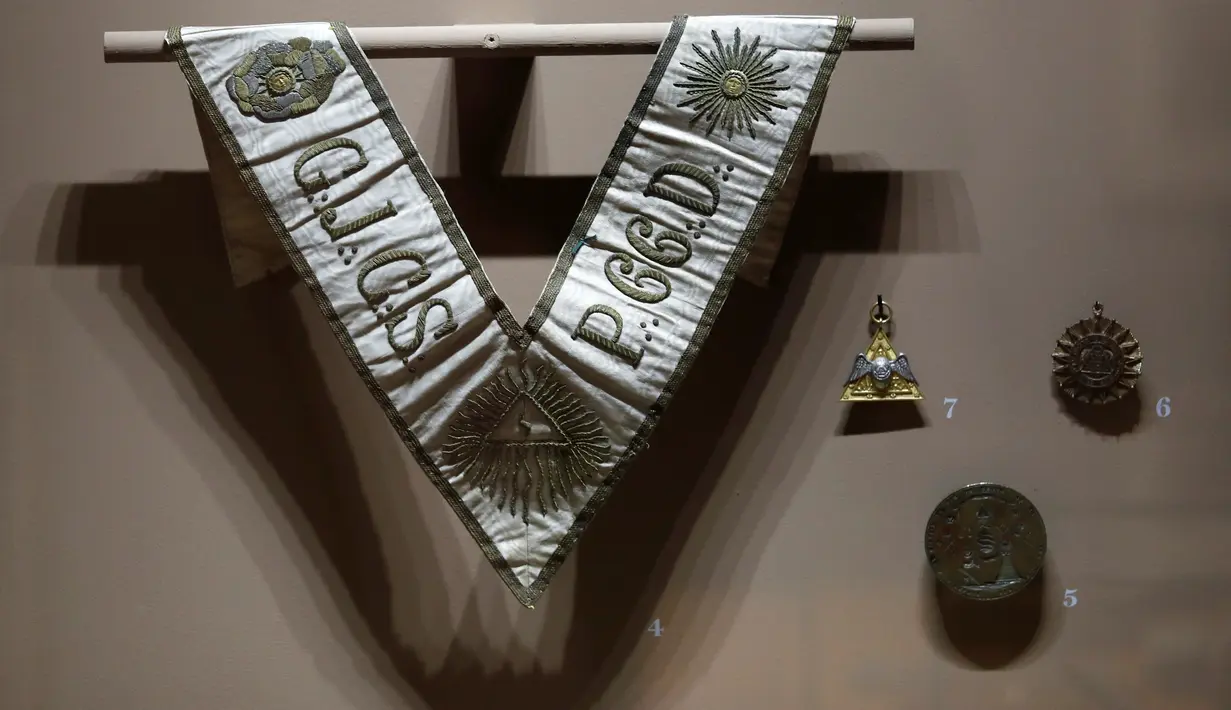 Sebuah kerah masonik juga terlihat di pameran "La franc-maconnerie" (Freemasonry) di Perpustakaan Nasional Perancis (BnF), Paris, (11/4). Freemasonry adalah sebuah organisasi  pada abad ke-16 hingga awal abad ke-17. (REUTERS / Benoit Tessier)