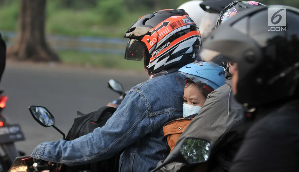 <p>Seorang bocah membonceng sepeda motor diapit ayah dan ibunya di Jalur Kalimalang, Bekasi, Jawa Barat, Rabu (13/6). Kendaraan pemudik yang didominasi roda dua saling berhimpitan di tengah barang bawaan masing-masing. (Merdeka.com/Iqbal S. Nugroho)</p>