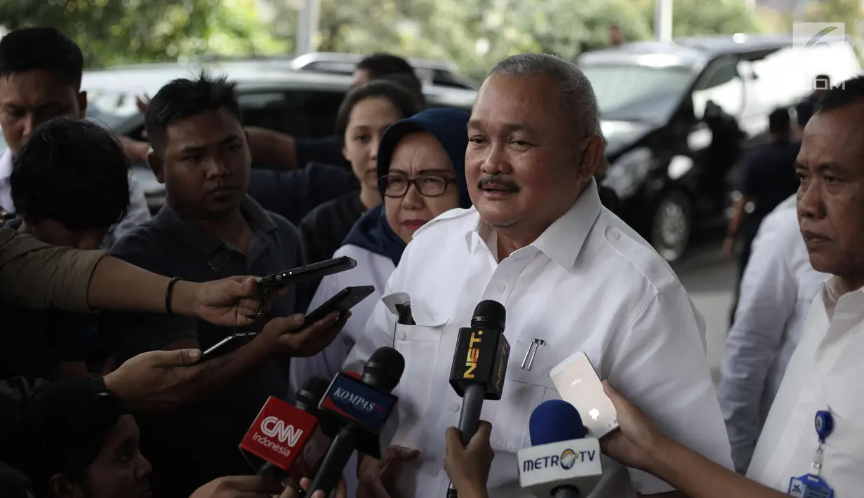 Gubernur Sumsel, Alex Noerdin memberi keterangan usai mengunjungi korban ambruknya balkon BEI di RS Siloam, Jakarta, Selasa (16/1). Soal biaya, seluruhnya menjadi tanggung jawab BEI dan Pemerintah Provinsi Sumsel. (Liputan6.com/Arya Manggala)