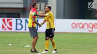 Pelatih Bhayangkara FC, Simon Mc Menemy (kiri) menyalami kiper Semen Padang, M Ridwan usai laga lanjutan Liga 1 Indonesia di Stadion Patriot Candrabhaga, Bekasi, Sabtu (20/5). Bhayangkara FC unggul 1-0. (Liputan6.com/Helmi Fithriansyah)