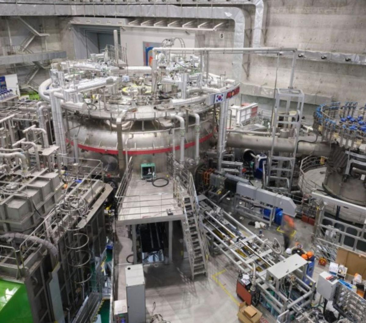 Para ilmuwan di Korea Institute of Fusion Energy (KFE) sedang berupaya meningkatkan kinerja perangkat keras dan teknologi yang diperlukan untuk menjaga plasma panas dalam mode pengurungan tinggi.&nbsp;