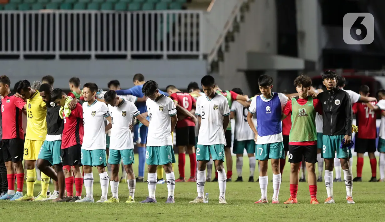 Pemain Timnas U-17 Indonesia dan Palestina U-17 mengheningkan cipta bersama usai Kualifikasi Grup B Piala Asia U-17 2023 di Stadion Pakansari, Kab. Bogor, Jawa Barat, Jumat (7/10/2022). Kemenangan atas Palestina memperbesar peluang timnas U-17 Indonesia lolos ke Piala Asia U-17 2023. (Liputan6.com/Helmi Fithriansyah)