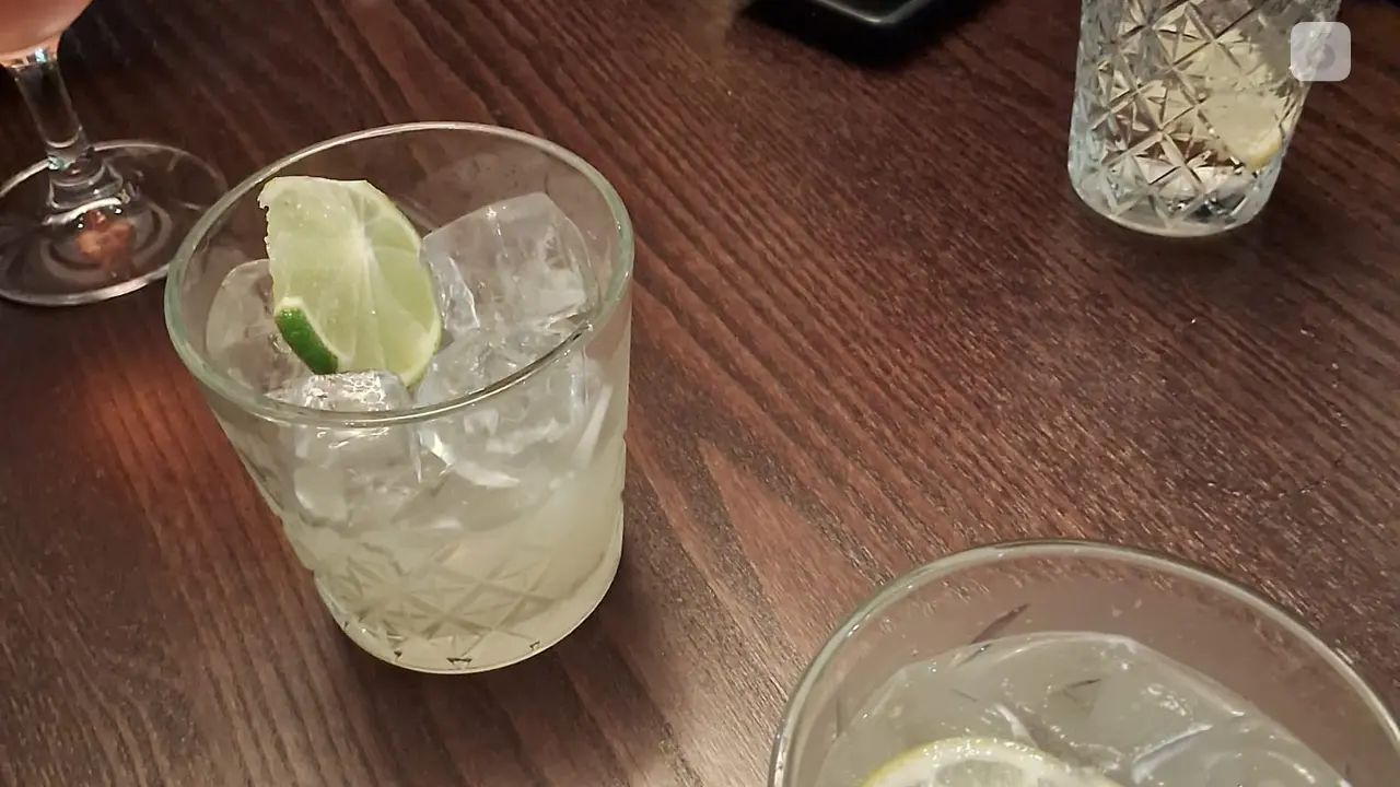 Minum alkohol di sebuah bar di London bersama sahabat.