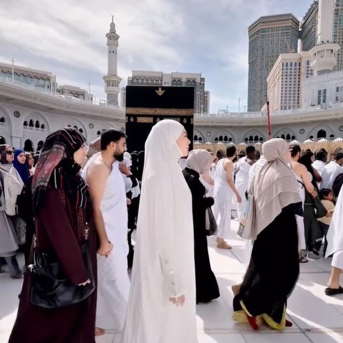 Meski Bercadar, Celine Evangelista Tetap Terlihat Cantik dan Anggun Pakai Gamis Putih saat Jalani Umrah Perdana