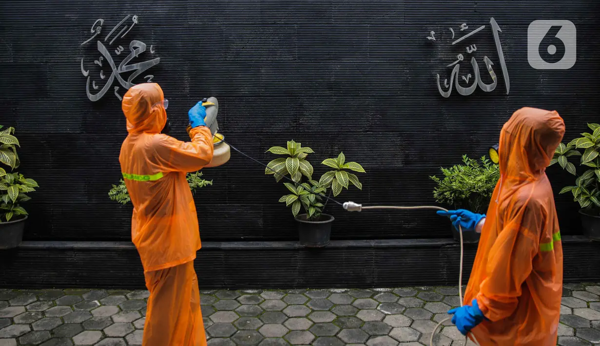 Petugas menyemprotkan cairan disinfektan di Mesjid Pangeran Diponegoro, Taman Mini Indonesia Indah, Jakarta, Rabu (18/3/2020). Penyemprotan tersebut dilakukan untuk antisipasi dan pencegahan penyebaran virus corona atau COVID-19 di lingkungan tempat peribadatan TMII. (Liputan6.com/Faizal Fanani)