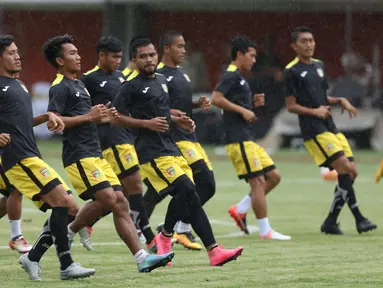 Pemain Mitra Kukar, Zulham Zamrun (tengah) mengikuti latihan bersama jelang laga Piala Presiden 2017 di Stadion Maguwoharjo, Sleman, Jumat (3/2). Mitra Kukar akan melawan Persegres di partai pertama Piala Presiden 2017. (Liputan6.com/Helmi Fithriansyah)