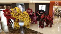 Barongsai berjalan mengelilingi pusat perbelanjaan pada perayaan Cap Go Meh di Pluit Village, Jakarta Utara, Jumat (02/3). Sebanyak 50 barongsai hibur pengunjung sebagai tanda berakhirnya perayaan Tahun Baru Imlek. (Liputan6.com/Fery  Pradolo)