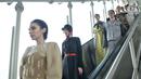 Model menuruni eskalator saat memeragakan busana pada acara Jakarta Fashion & Food Festival (JFFF) 2019 dalam gerbong Light Rail Transit (LRT) Jakarta rute Stasiun Velodrome-Stasiun Boulevard Utara, Jakarta, Selasa (13/8/2019). Busana hasil karya dari 11 desainer unggulan. (merdeka.com/IqbalNugroho)