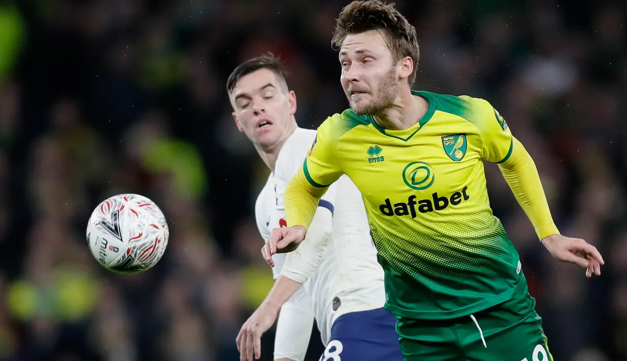 Gelandang Tottenham Hotspur, Giovani Lo Celso berebut bola dengan pemain Norwich City, Tom Trybull pada putaran kelima Piala FA di Tottenham Stadium, Rabu (4/3/2020). Langkah Tottenham di Piala FA 2019/2020 terhenti setelah kalah adu penalti 2-3 (1-1) dari Norwich. (AP/Kirsty Wigglesworth)