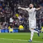 Striker Real Madrid Karim Benzema merayakan gol keduanya ke gawang Elche pada pertandingan Liga Spanyol di Santiago Bernabeu, Kamis (16/2/2023) dini hari WIB. Real Madrid menang 4-0. (AP Photo/Manu Fernandez) )