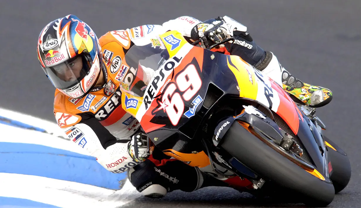 Tetapi tanpa menyerah Nicky Hayden terus berupaya menyusul Valentino Rossi di klasemen hingga balapan seri terakhir. (EPA/Martin Philbey)