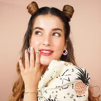 Tampil playful dengan no makeup look dan double half bun. Pancarkan aura bumil yang glowing