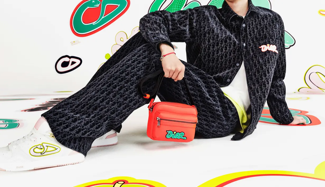 Setelah hadirkan jam tangan mewah, KAWS kembali hadir di koleksi busana Dior dengan desain yang fresh [Dior]