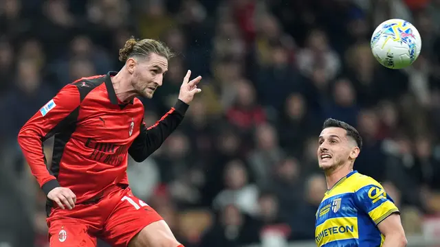 Pemain AC Milan Adrien Rabiot (kiri) berebut bola dengan pemain Parma Emanuele Valeri