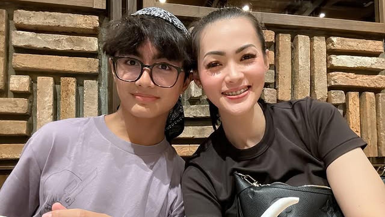 7 Potret Bintang Anak Hengky Kurniawan Bareng Christy Jusung sang Ibu, bak Kakak Adik - Dikira Pacar