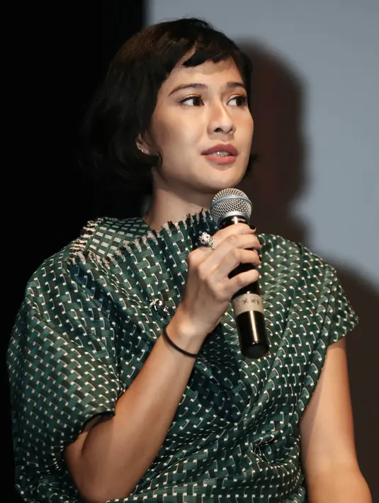 "Kebiasaan jaman dulu perempuan Jawa tuh tidak akan melihat mata orang yang diajak ngomong apalagi orang itu adalah laki-laki atau orang yang lebih tua, jadi pandangannya tuh paling tinggi sedagu," lanjutnya. (Galih W. Satria/Bintang.com)