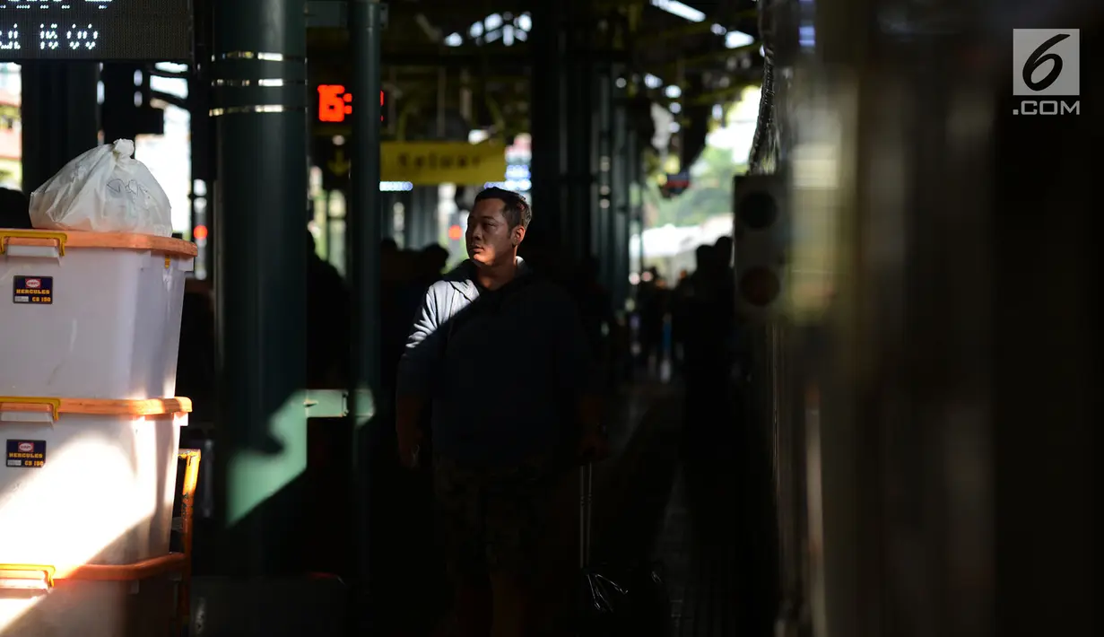 Calon penumpang menunggu kereta di Stasiun Gambir, Jakarta, JumaKt (31/5/2019). H-5 Lebaran, pemudik mulai memadati Stasiun Gambirdimana Lonjakan penumpang kereta api tujuan berbagai kota di Pulau Jawa diprediksi terjadi pada 31 Mei dan 1 Juni 2019. (merdeka.com/Imam Buhori)