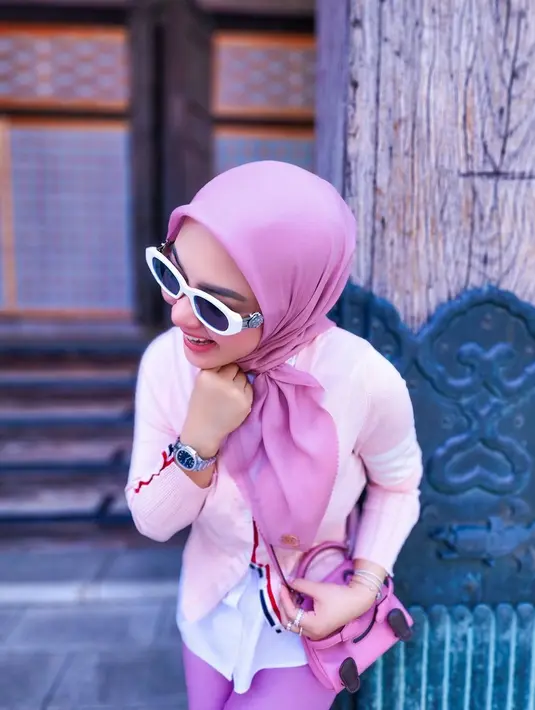 <p>Gaya Syahrini makin chic ditambah kacamata hitam dengan frame warna putih yang retro banget. (Instagram/princessyahrini)</p>