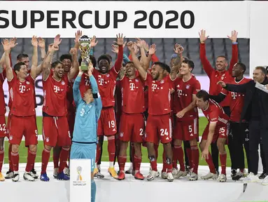 Pemain Bayern Munchen merayakan juara Piala Super Jerman 2020 usai mengalahkan Borussia Dortmund di Allianz Arena, Kamis (1/10/2020) dini hari WIB. Bayern Munchen menang 3-2 atas Borussia Dortmund. (Sven Hoppe/Pool via AP)