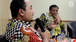 Ketua Bawaslu Abhan (kanan) dan Anggota Bawaslu Mochammad Afifuddin memberikan pemaparan saat diskusi dengan wartawan membahas persoalan seputar Daftar Pemilih Tetap (DPT) Pemilu 2019 di kantor Bawaslu, Jakarta, Rabu (14/11). (Liputan6.com/Johan Tallo)