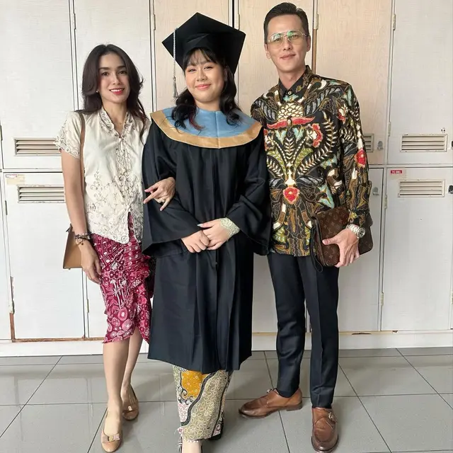 10 Gaya Artis Hadiri Wisuda Anak di 2023, Ussy Sulistiawaty hingga Wulan Guritno