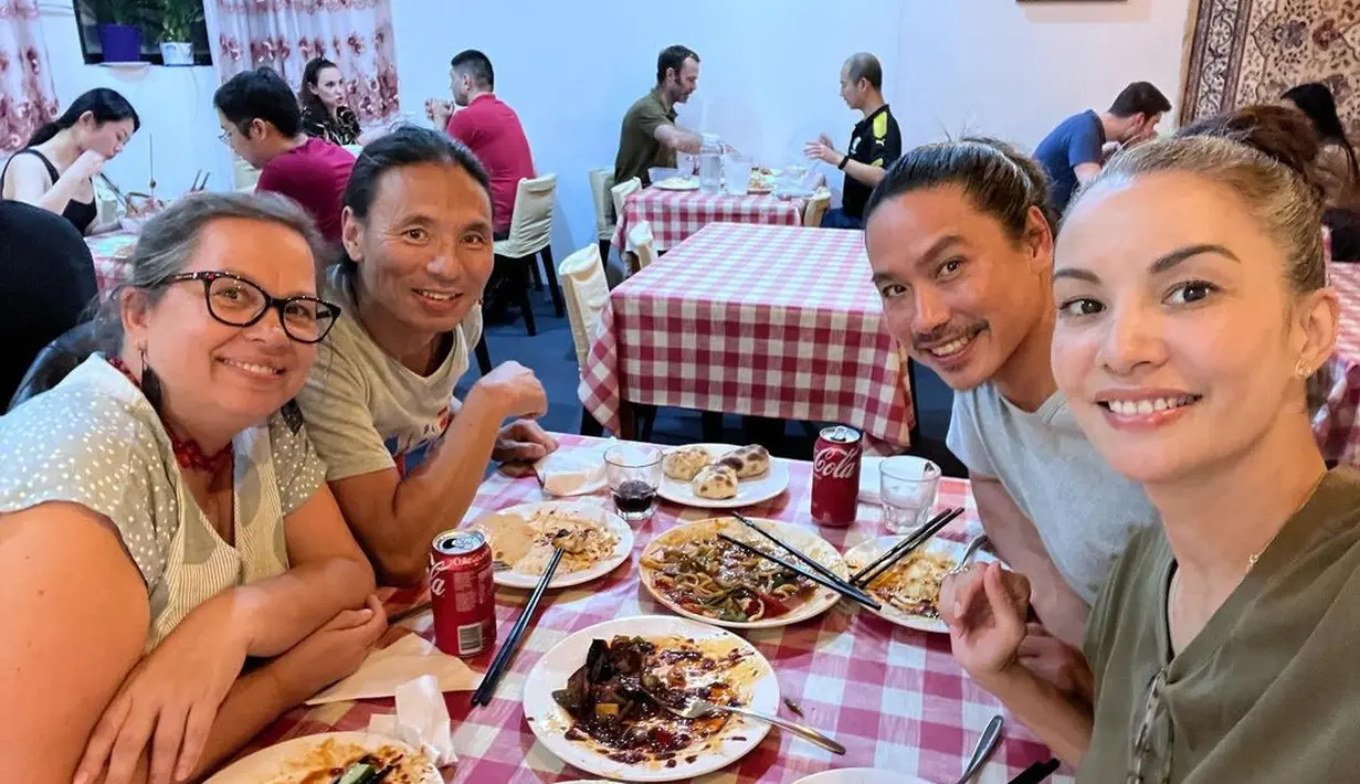 Bahkan ia tampak natural dengan kulit flawless yang dimilikinya. (Foto: Instagram/ Nadya Hutagalung)