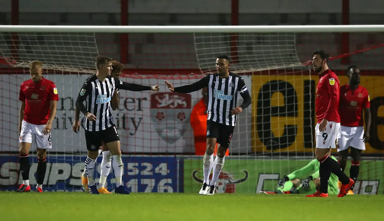Pemain Newcastle United Jamaal Lascelles (tengah kanan) melakukan selebrasi usai mencetak gol ke gawang Morecambe pada pertandingan Piala Liga Inggris di The Globe Arena, Morecambe, Inggris, Rabu (23/9/2020). Newcastle United mengalahkan Morecambe dengan skor 7-0. (Martin Rickett/Pool Photo via AP)