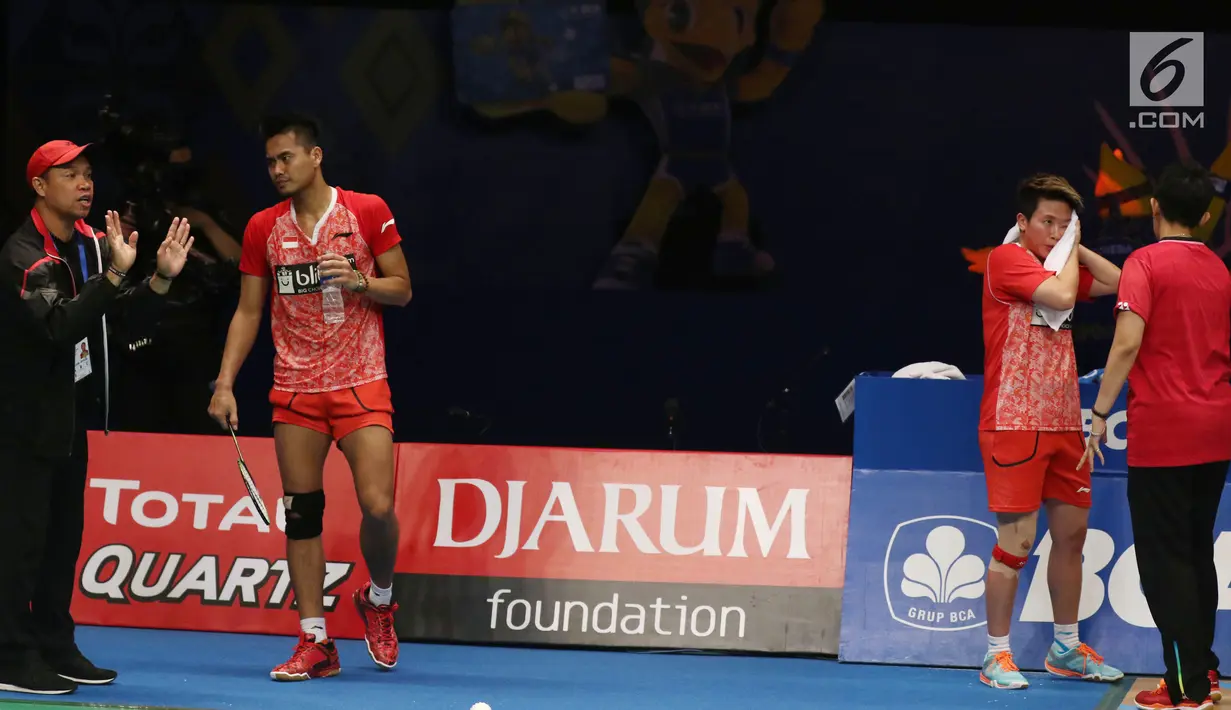 Ganda Campuran Indonesia, Tontowi Ahmad/Liliyana Natsir menyimak arahan saat melawan Chan Peng Soon/Yen Wei Peck (Malaysia) di Semifinal Indonesia Open 2017, Jakarta, Sabtu (17/6). Tontowi/Liliyana unggul 21-13, 21-14. (Liputan6.com/Helmi Fithriansyah)