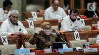 Menaker Ida Fauziyah mengikuti rapat kerja dengan Komisi IX DPR di Kompleks Parlemen, Senayan, Jakarta, Rabu (8/7/2020). Rapat juga membahas langkah strategis pemerintah dalam penciptaan lapangan pekerjaan pada tahun 2021 pada proyek strategis nasional dan UMKM. (Liputan6.com/JohanTallo