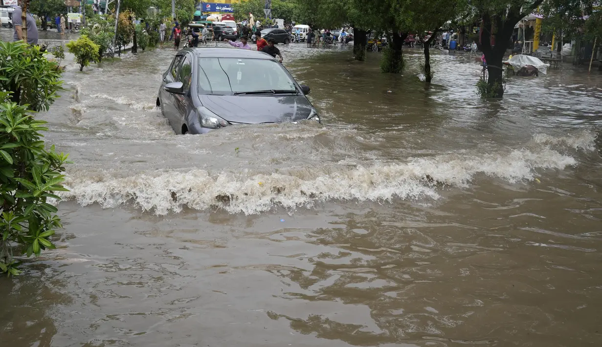 Sistem lalu lintas terganggu akibat penumpukan air hujan di jalan-jalan utama kota. (AP Photo/K.M. Chaudary)