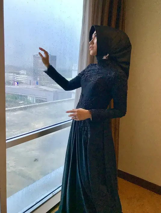 Di berbagai kesempatan, ibu dari Amanda Caesa itu kerap membagikan potretnya mengenakan pakaian yang modis. Mulai dari setelan kasual ala anak muda, hingga dres panjang yang menyita perhatian. (Liputan6.com/IG/@dienz_36).