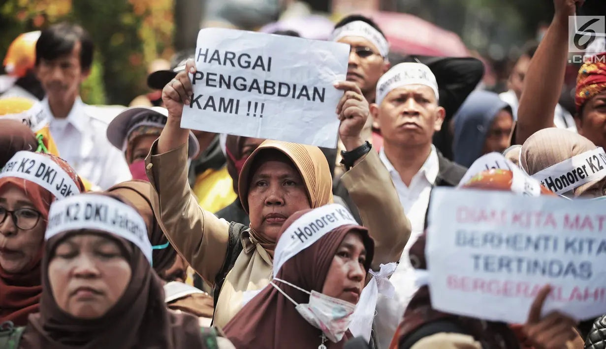Pegawai honorer DKI Jakarta menggelar demo di Balai Kota, Jakarta, Rabu (26/9). Mereka menuntut Gubernur DKI Jakarta Anies Baswedan mengangkat mereka menjadi PNS. (Liputan6.com/Faizal Fanani)