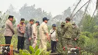 Momen Prabowo Tanpa Masker Terobos Kabut Asap Kebakaran Hutan Kalbar
