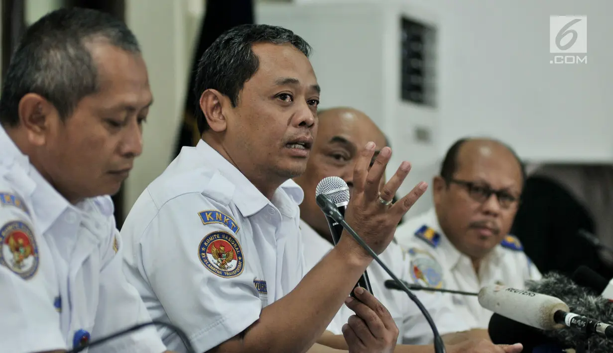 Kepala Sub Komite Investigasi Penerbangan Nurcahyo Utomo memberi keterangan terkait perkembangan investigasi Lion Air PK-LQP di Jakarta, Kamis (21/3). KNKT memberi penjelasan isi Cockpit Voice Recorder (CVR) Lion Air PK-LQP. (merdeka.com/Iqbal Nugroho)