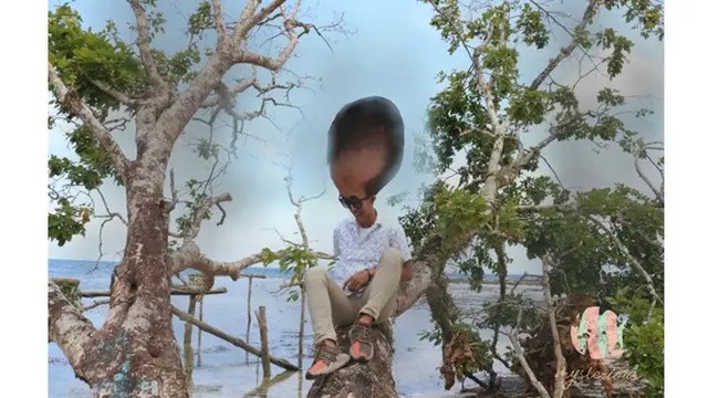 Cowok Ini Minta Fotonya di Atas Pohon Diedit, 6 Kreasi Netizen Kocak