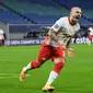 Bek RB Leipzig, Angelino, melakukan selebrasi usai mencetak gol pertama RB Leipzig ke gawang Manchester United dalam laga lanjutan Liga Champions 2020/21 Grup H di RB Arena, Leipzig, Selasa (8/12/2020). RB Leipzig menang 3-2. (AFP/Annegret Hilse/Pool)