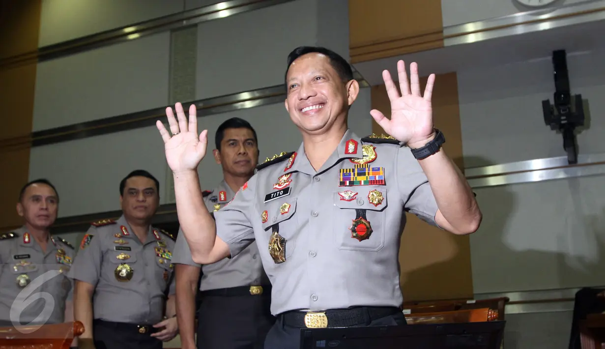 Komjen (Pol) Tito Karnavian memberikan salam kepada media pada Uji Kelayakan dan Kepatutan (Fit and Proper Test) oleh Komisi III DPR,Jakarta, (23/6).  Komjen Tito Karnavian merupakan calon tunggal Kepala Kepolisian RI. (Liputan6.com/Johan Tallo)