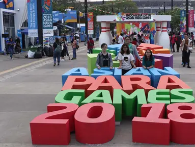 Pengunjung berpose di zona festival Asian Para Games 2018 di Kompleks Stadion Gelora Bung Karno, Jakarta, Rabu (10/10). Zona ini dibuka seiring perhelatan Asian Para Games 2018, 6-13 Oktober. (Liputan6.com/Helmi Fithriansyah)