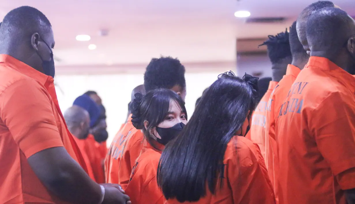 Warga Negara Asing (WNA) yang terjaring Operasi Pengawasan Wira Waspada Jabodetabek dihadirkan saat konferensi pers di kantor Direktorat Jenderal Imigrasi, Jakarta, Rabu (8/10/2025). (merdeka.com/Arie Basuki)