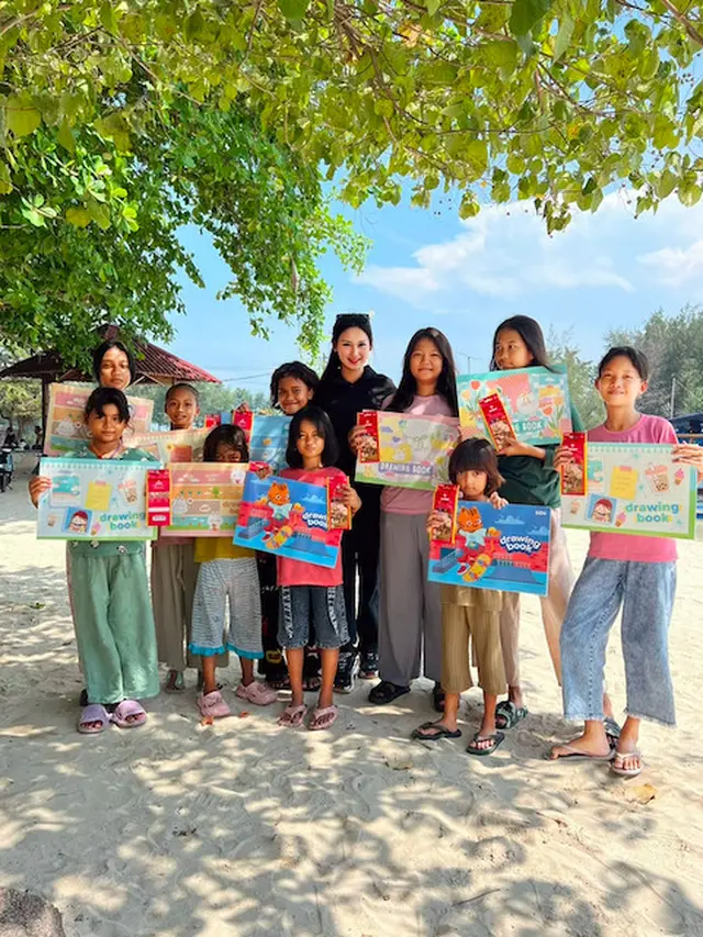 Graccilya Feren ajak belajar anak-anak Kampung Nelayan (Istimewa)
