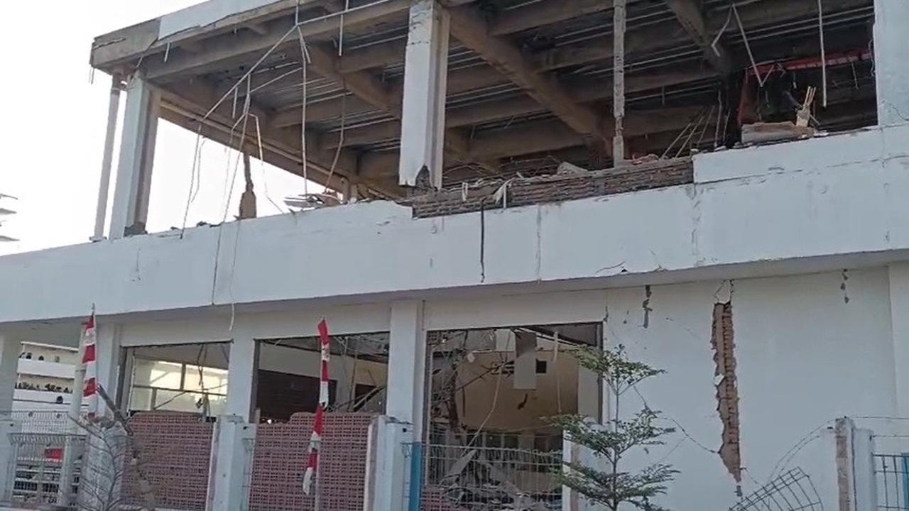 Ruang Tunggu Pelabuhan Maumere Ambruk Usai Gempa NTT