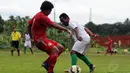Pemain depan timnas U-23 Indonesia, Yohanes Ferinando Pahabol (kanan) mencoba mengecoh pemain Martapura FC saat laga uji coba di National Youth Training Centre, Sawangan, Depok (4/1/2015). (Liputan6.com/Helmi Fithriansyah)