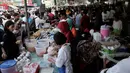 Sejumlah warga membeli makanan berbuka puasa di Pasar Takjil Benhil, Jakarta, Selasa, (1/7/14). (Liputan6.com/Johan Tallo)